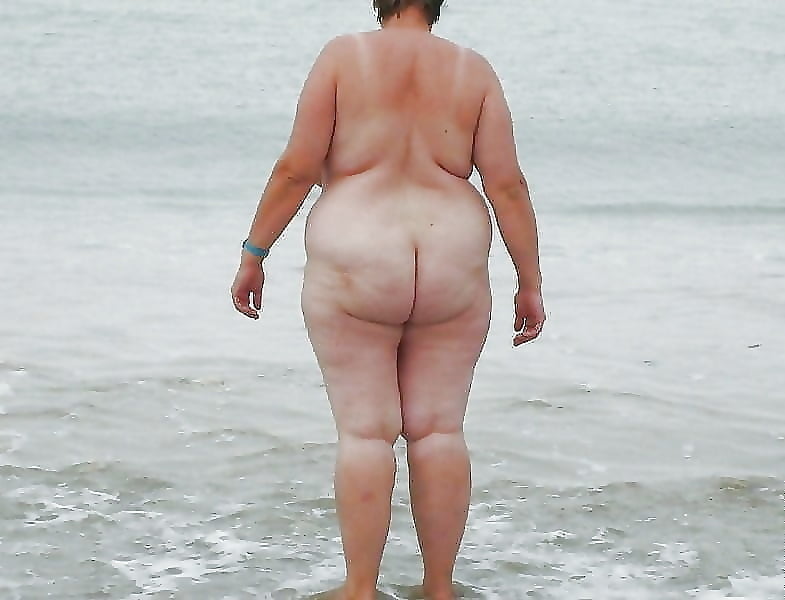 Толстая жена разделась на пляже