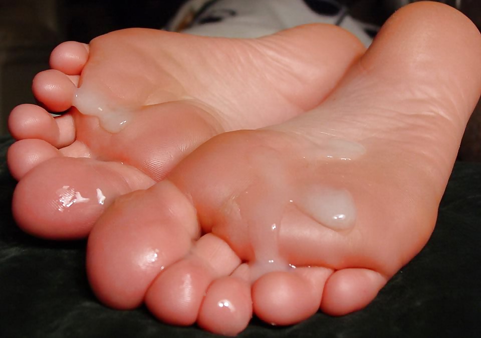 Very quick cum for feet