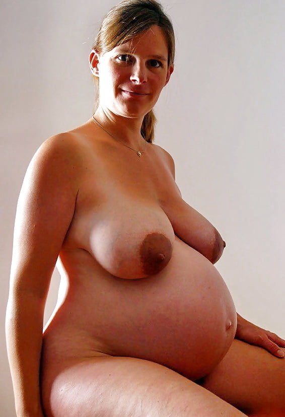 Голые беременная красотка оголила сиськи