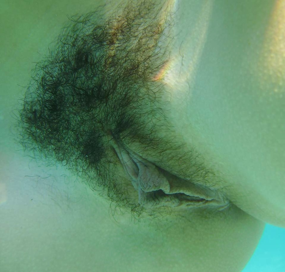 Под водой показывают голую пизду