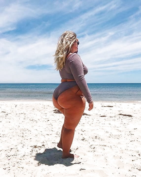 Pawg woman on the beach
