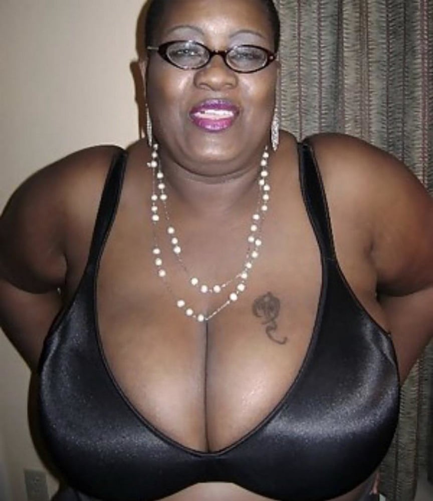 Ebony saggy tits