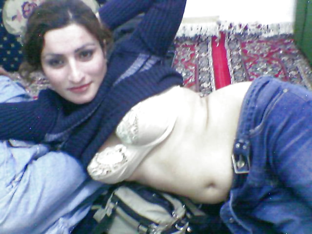 Iranian girl shows pussy pictures