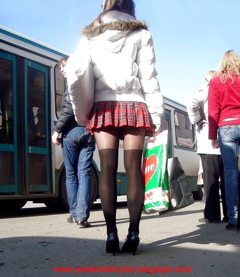 Стройной девушке на улице заглянули под юбку