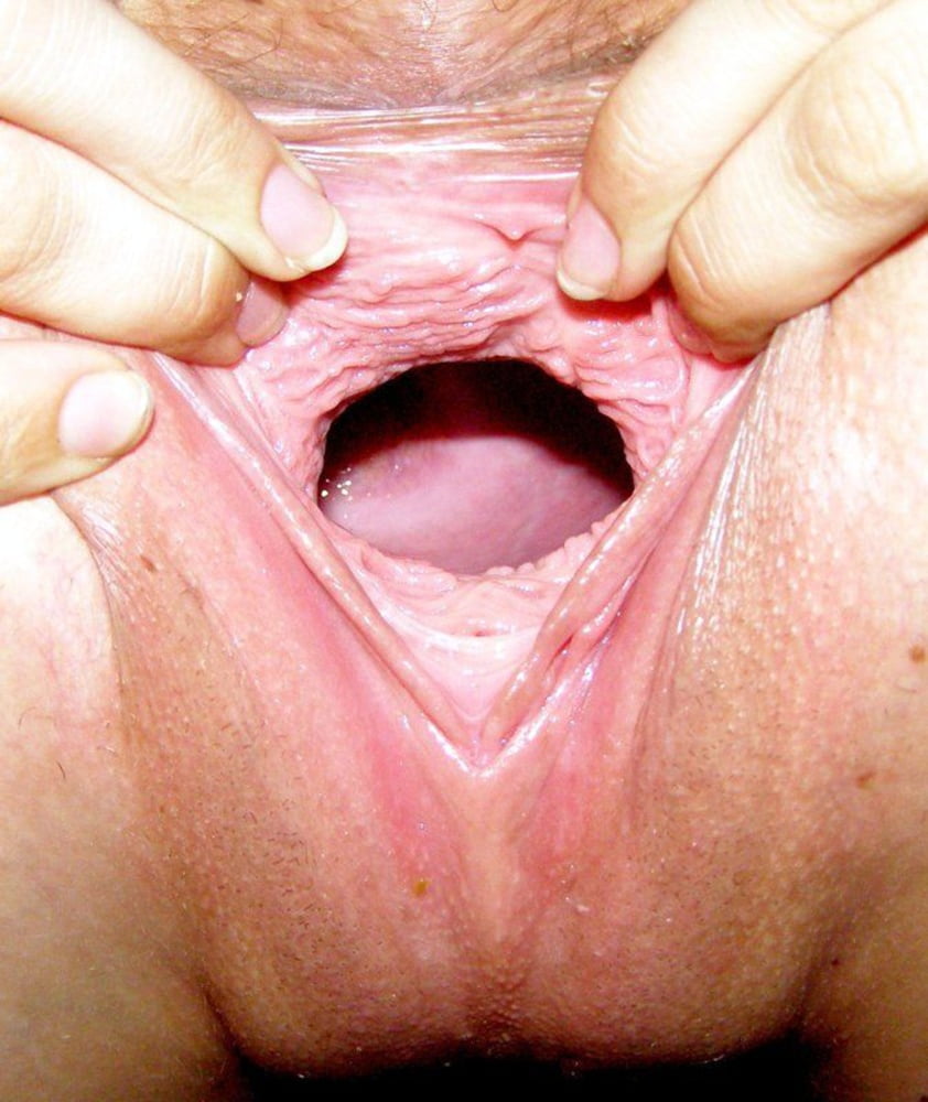 Жена раскрыла пальцами маленькие половые губы влагалища фото