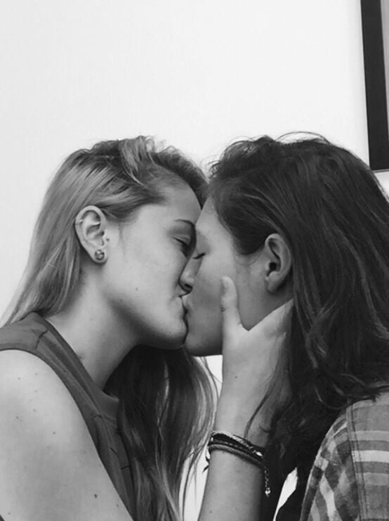 Русские лесбиянки подруги целуются и пробуют делать фистинг