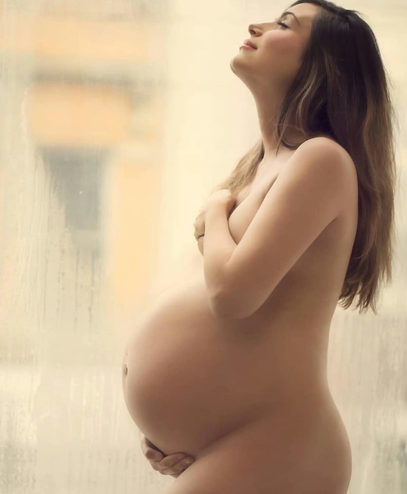 Naked pregnant girl photo