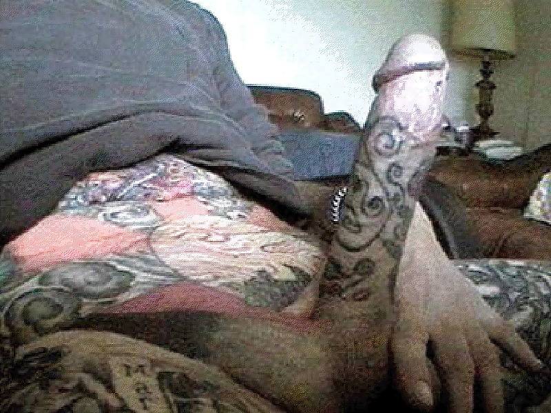 Татуированная минетчица заполучила попкой новый фаллос
