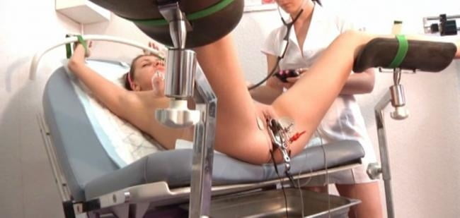 Медсестра Jennifer Amton уселась в гинекологическое кресло для дрочки