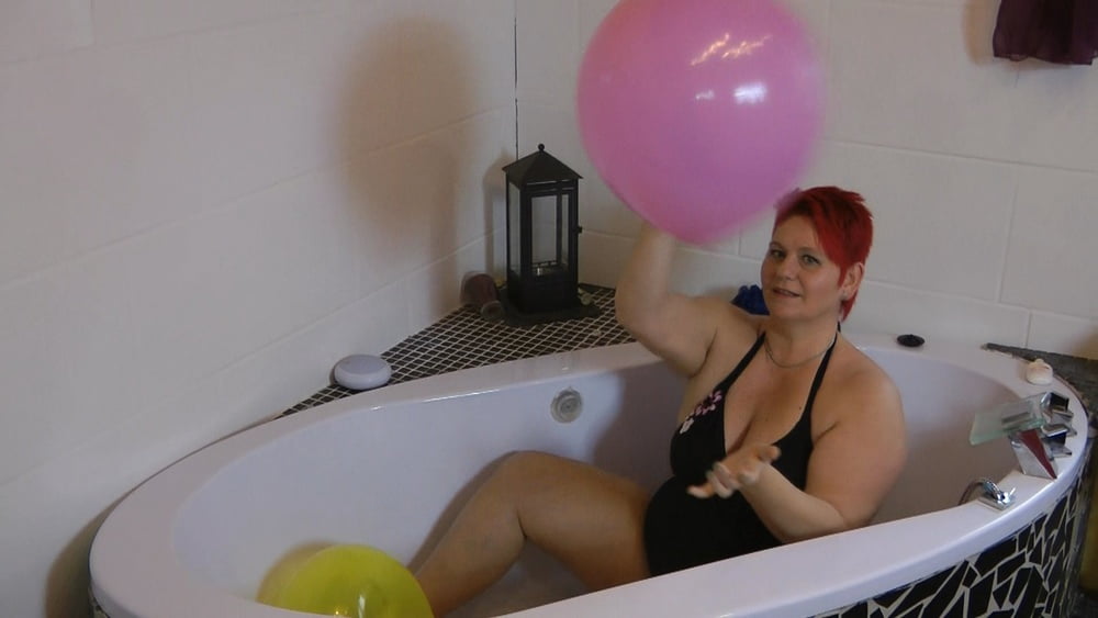 Balloon session in the tub – 15 Photos