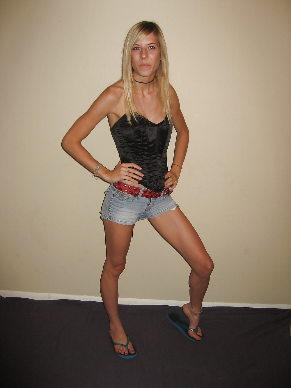 Porn Pics HOT BLONDE IN FLIP FLOPS