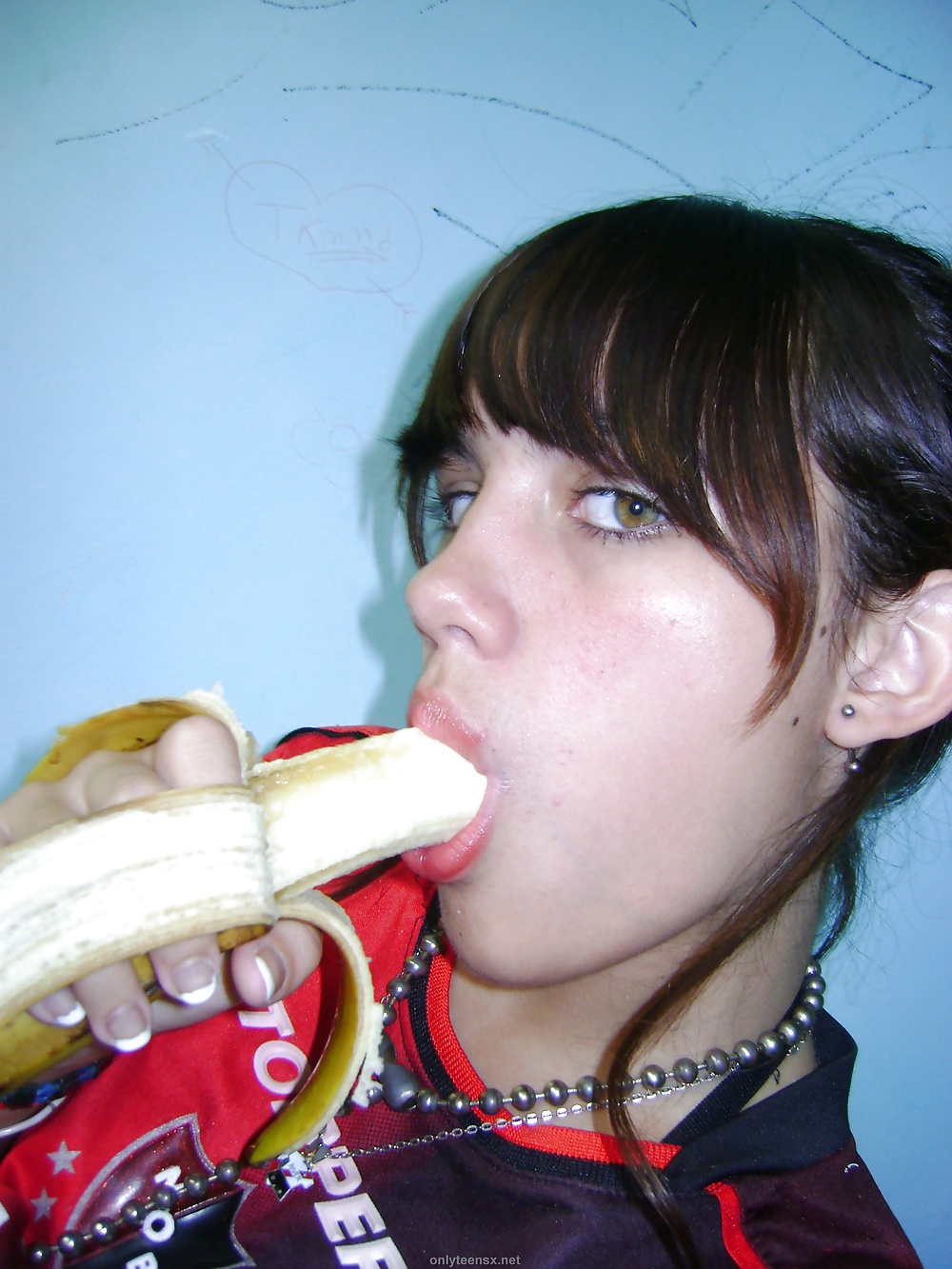 Porn Pics Pendeja Argentina jugando con una Banana!!!