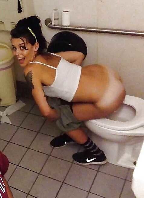 Porn Pics More hotties on the potty