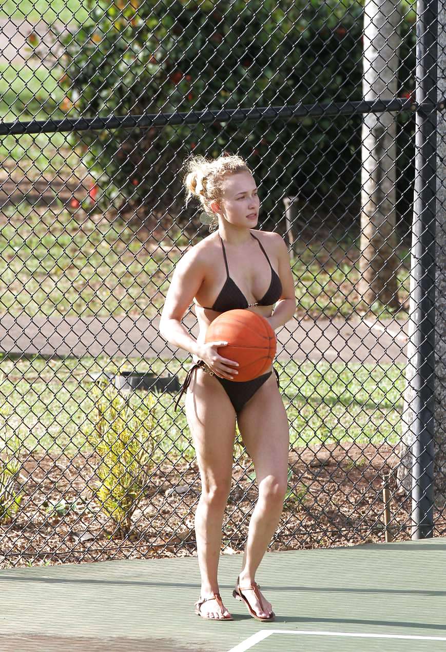 Hayden Panettiere Playing Tennis In A Bikini 16 Pics