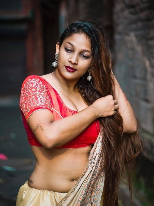 Sexy navel show of Desi girl's - 87 Photos 