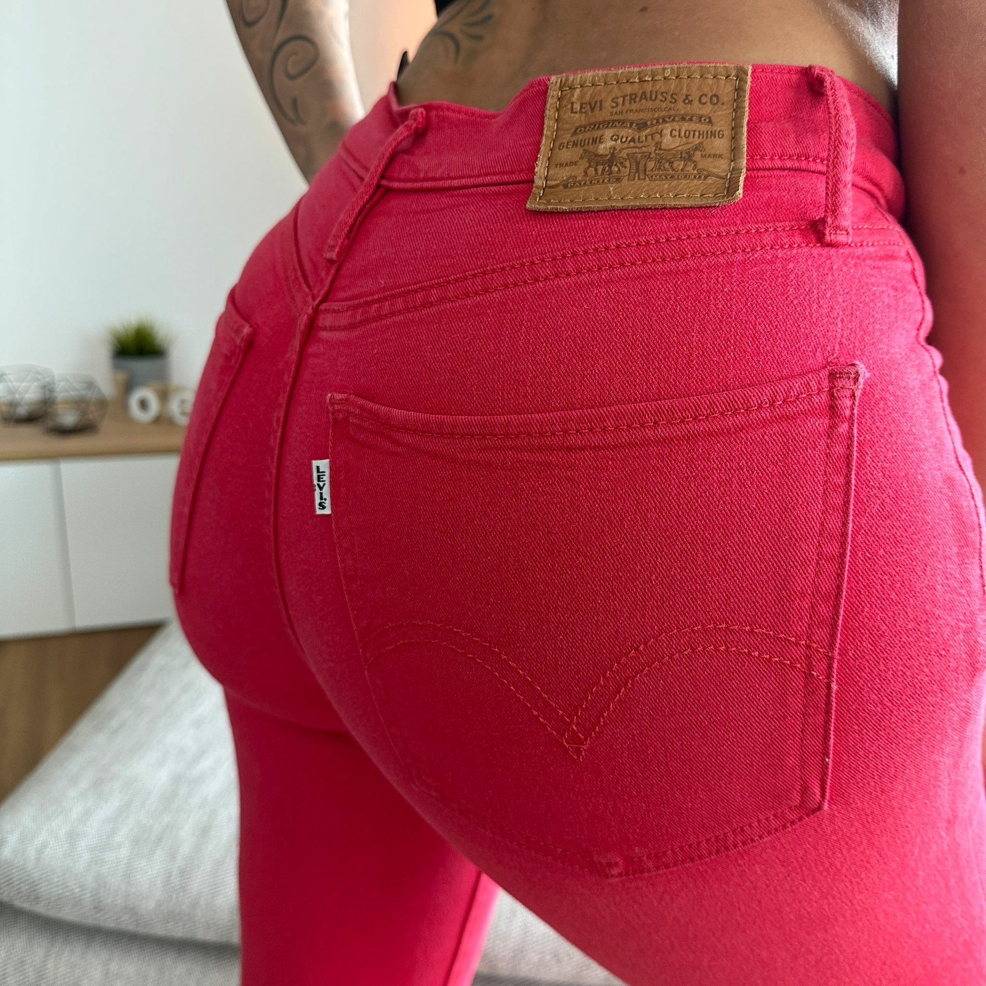 Lara Cumkitten Levis Jeans In Rot 5 Pics Xhamster