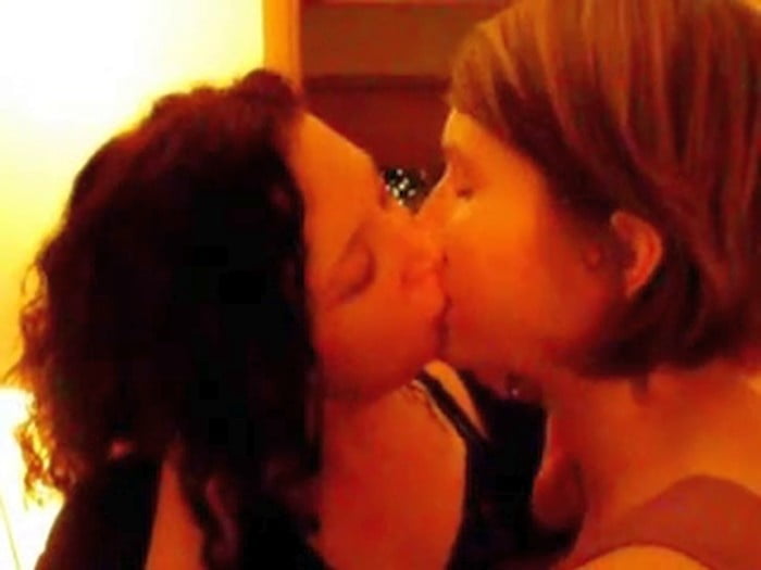 Porn Pics girls kissing