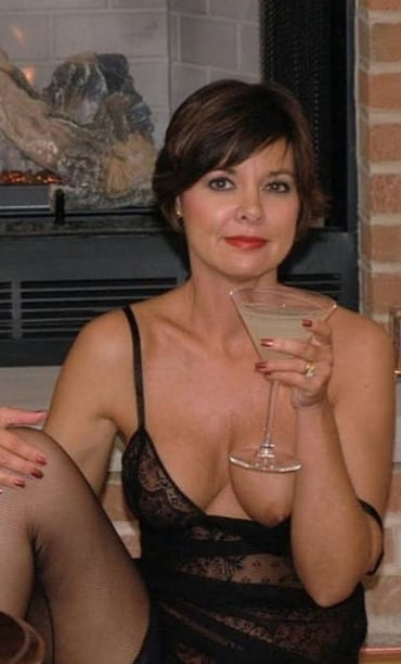 Milfs and cougars - 39 Photos 