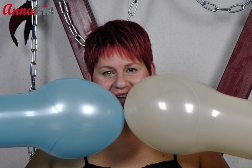 Anna with balloons - 18 Pics