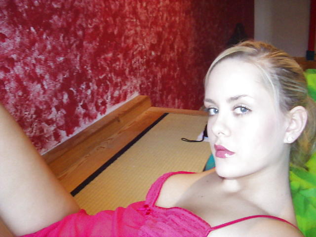 Porn Pics self shot d'une blonde avec une vraie tete de salope