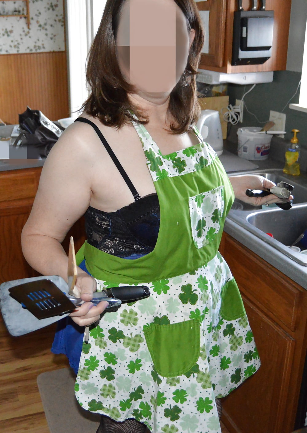 Porn Pics Sexy Mormon MILF in the kitchen