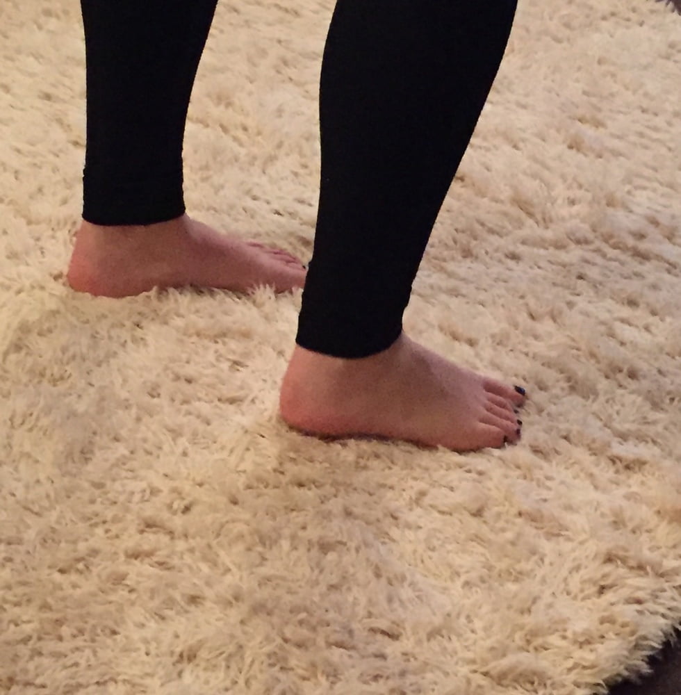 Porn Pics GF's step sister candid feet pics