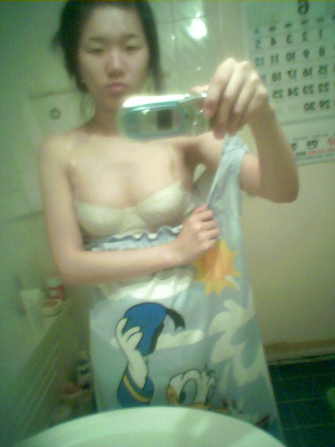 Porn Pics Korean girl takes self pics