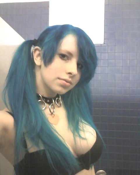 Porn Pics Bluehaired emo with big tits