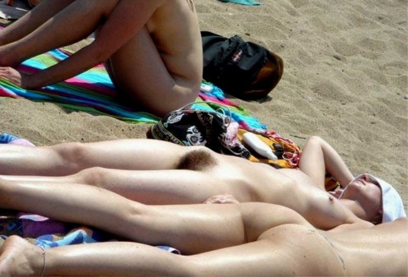 Nudist on the beach - 7 Photos 
