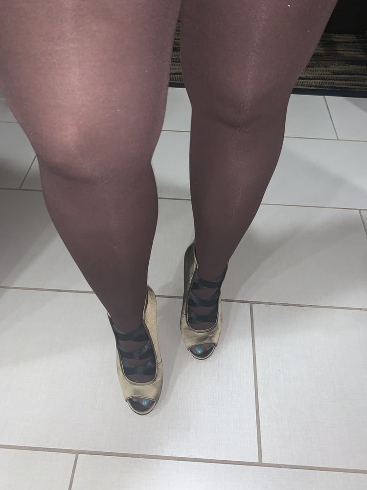 Sexy wife in pantyhose and heels - 23 Photos 