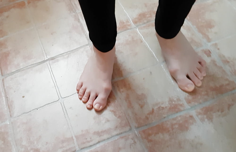 Porn Pics Candid feet 3