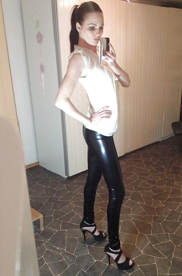 Porn Pics nice babe in leather