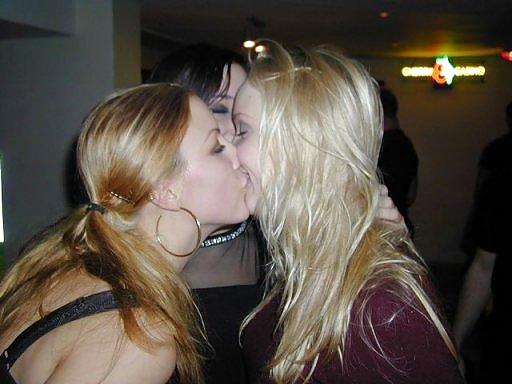 Porn Pics Random Girls kissing Girls