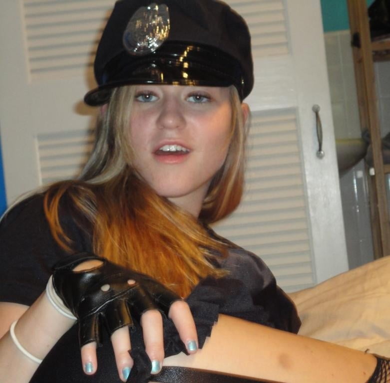 Amateur Cop Babe - 23 Photos 