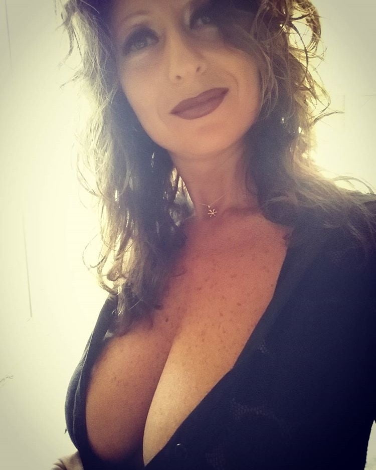 Hot busty Wife - 70 Photos 