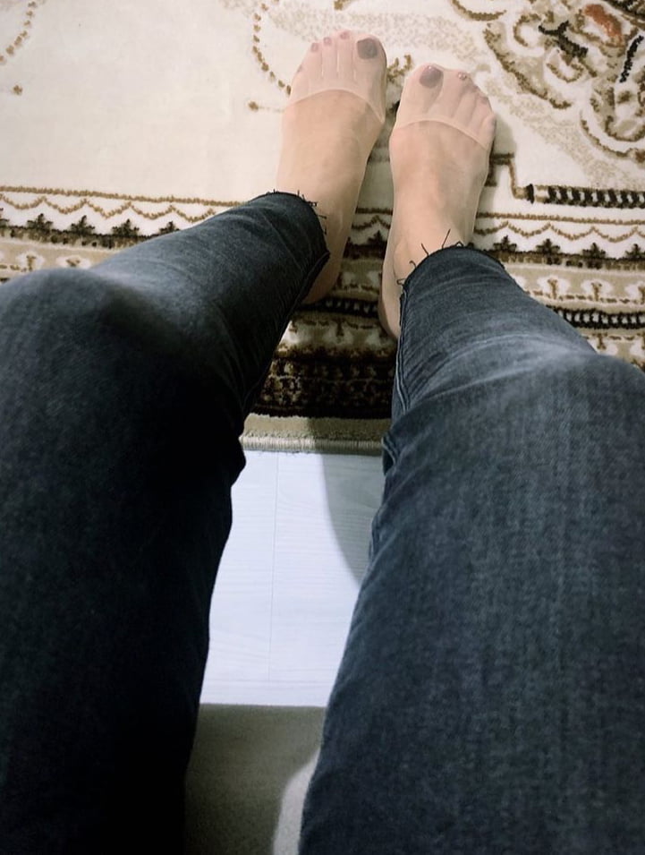 Turkish elegant feet lady who likes to expose - 7 Photos 