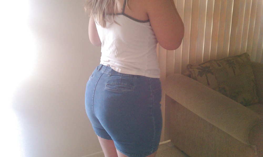 Porn Pics Wifeys big ass fitting in them old jeans again