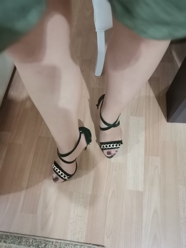 Turkish tasteful MILF exhibiting feet for all the fetish - 66 Photos 