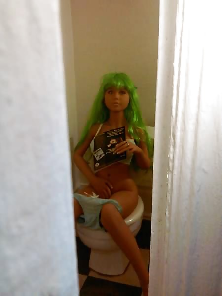 Porn Pics Nina on the crapper