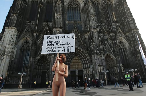 Porn Pics Milo Moire protestiert am Koelner Dom (Abendzeitung)
