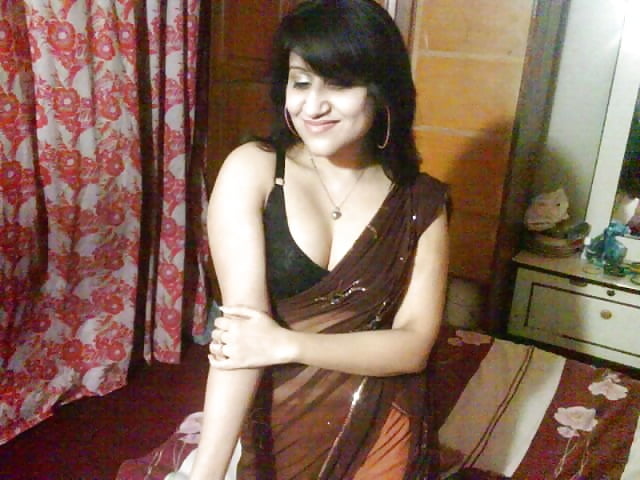 Porn Pics indian girl in her bra showing cleavage boobs and pussy