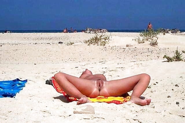 A hot summer day on the beach (38) - 87 Photos 
