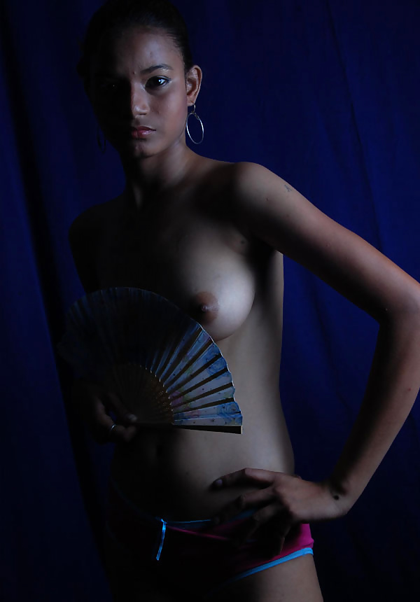 Porn Pics Desi Indian Nude Model Showing Boobs Under Saree Pallu