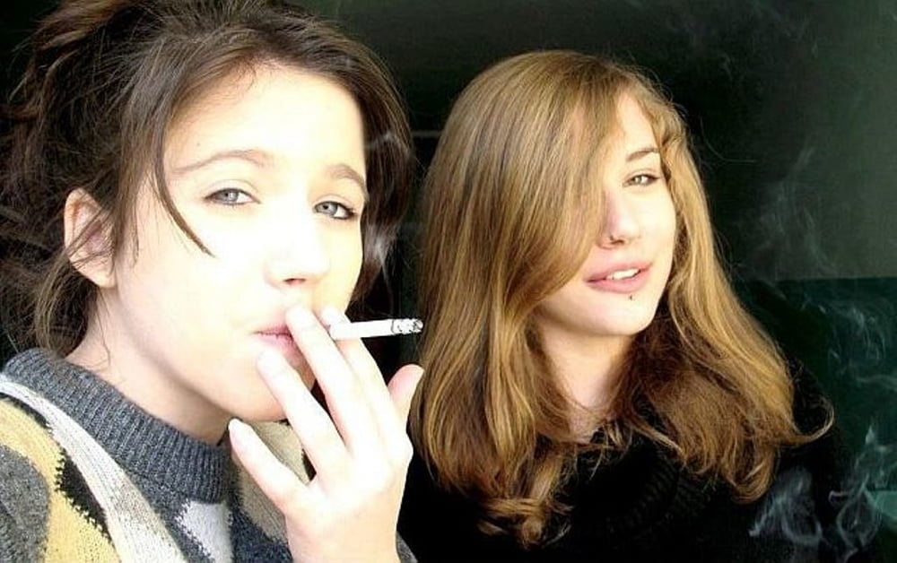 Курящие мамы и дочки. Девочку учат курить. Курящие студентки. Девушка учится курить. Подруги учатся курить.