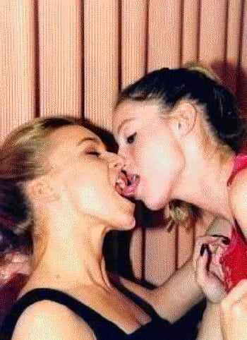 Lesbische Kuesse 0013 (Lesbian Kisses) - 100 Photos 