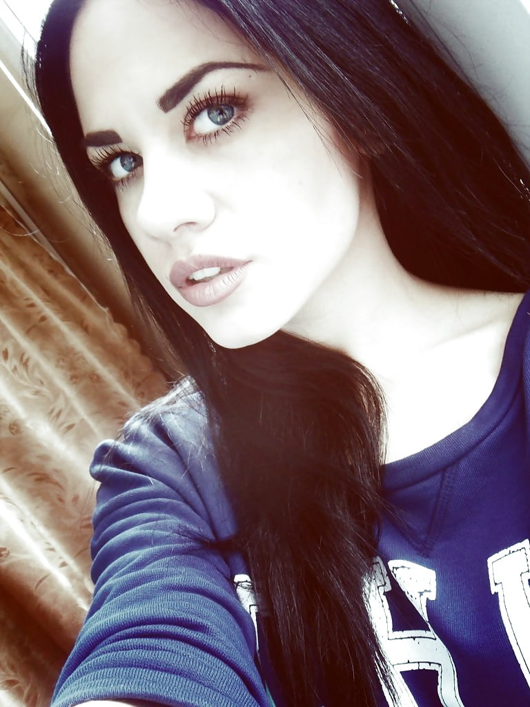 Porn Pics A lean, but attractive Anastacia.