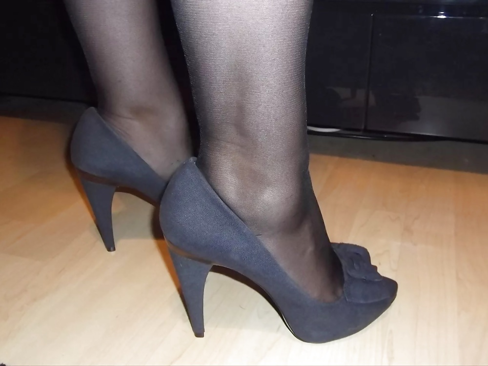 Porn Pics Legs & feet in sexy high heels part 2