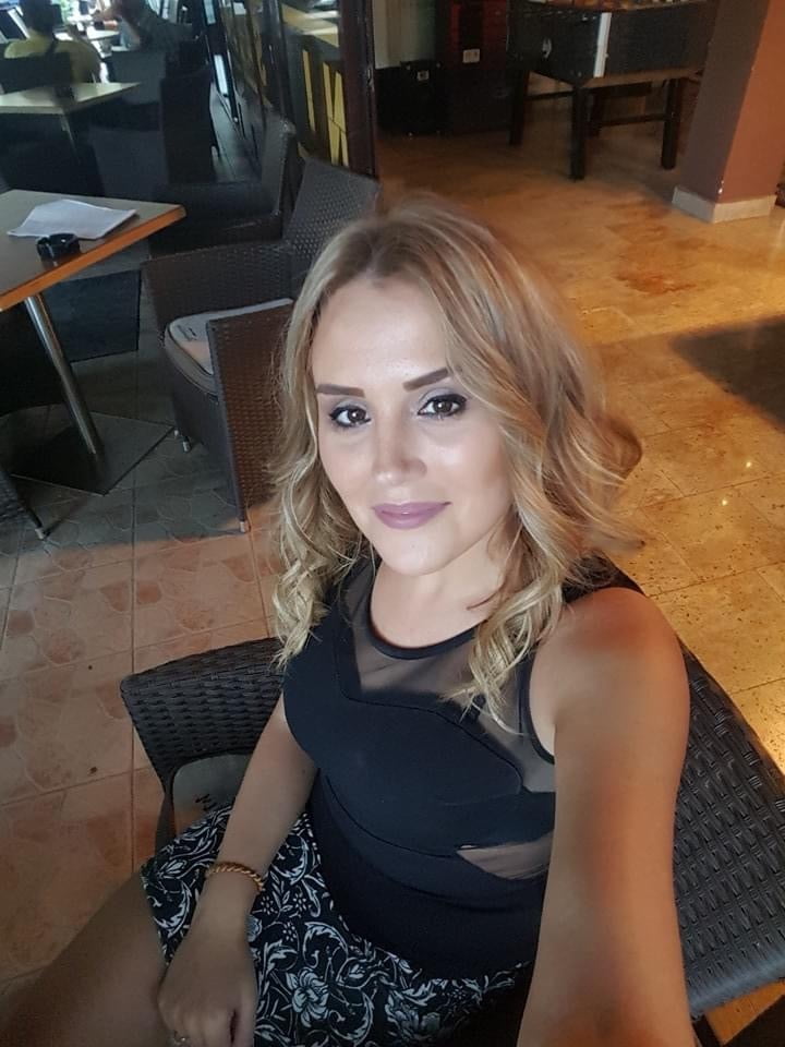 Turkish Milf Banker - 20 Photos 