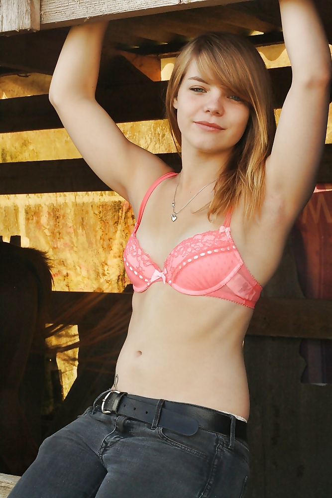 Porn Pics Pretty girls posing outside