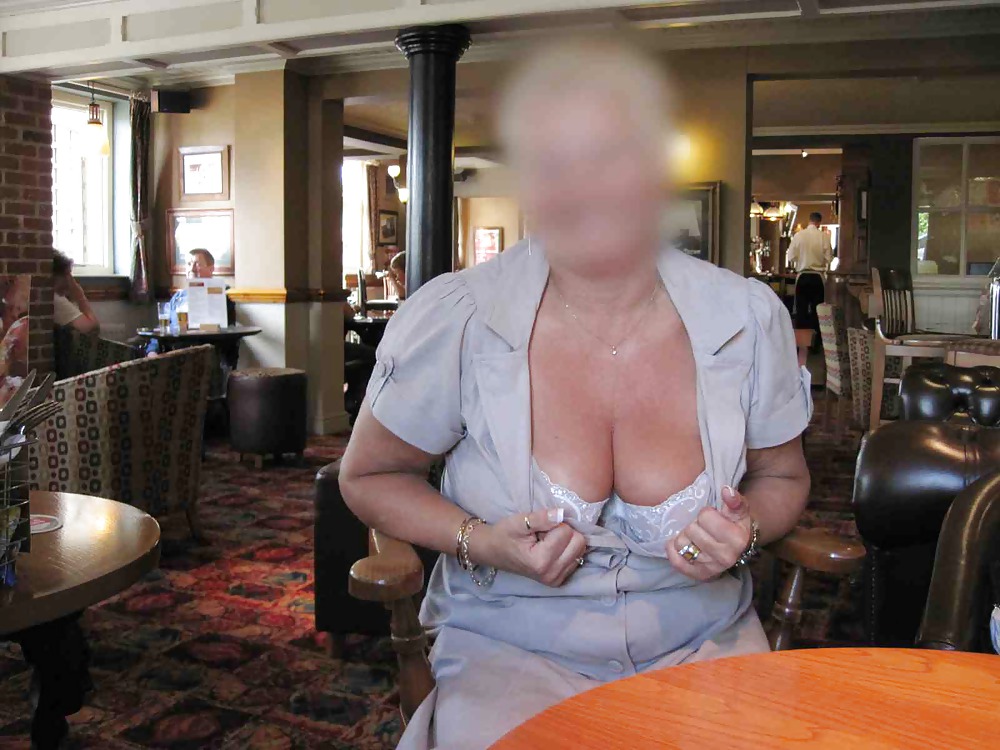 Porn Pics UK Amateur Exhibitionist Mature BBW Angie